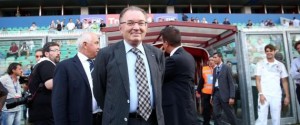 Il presidente di Confindustria, Giorgio Squinzi, patron del Sassuolo, in campo prima del Trofeo Tim 2013 al Mapei Stadium di Reggio Emilia, 23 luglio 2013. ANSA/ELISABETTA BARACCHI